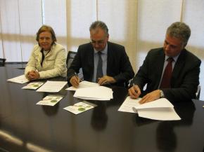 Agustín Navarro y Roberto Payá en el momento de la firma