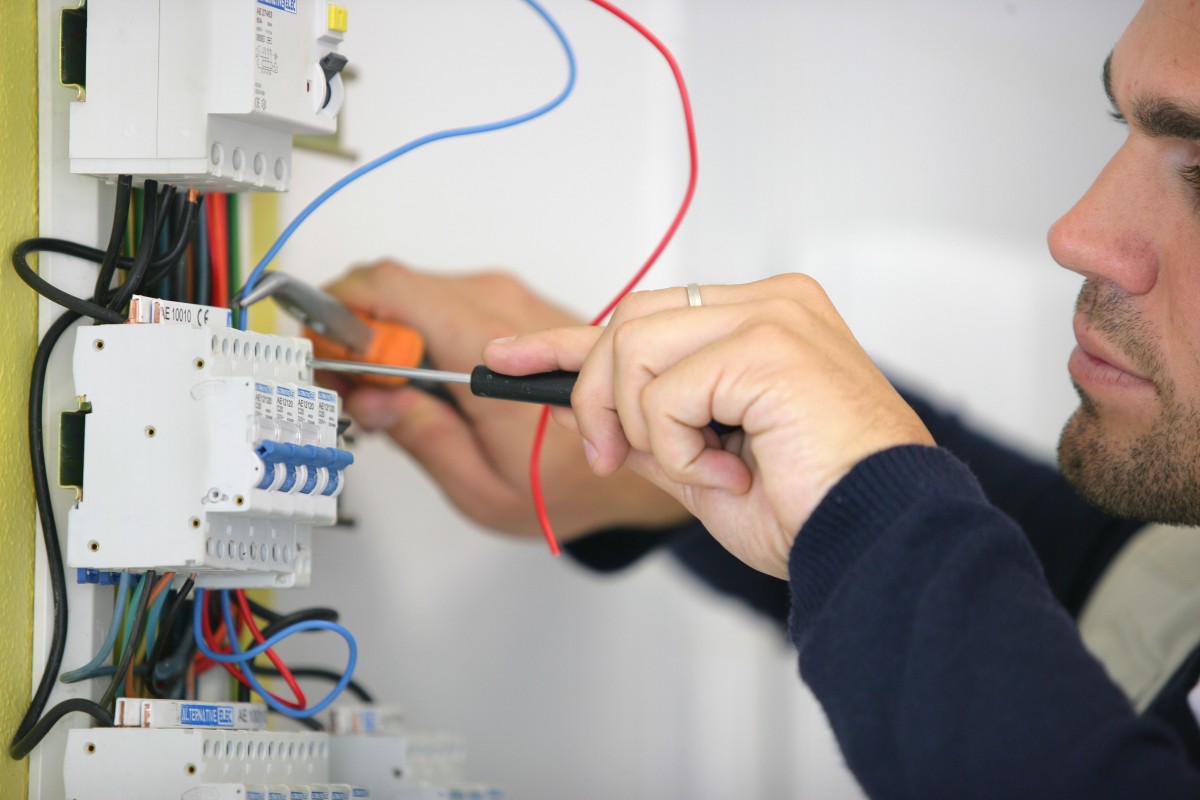 Cmo trabajar de electricista: requisitos, sueldo y cursos