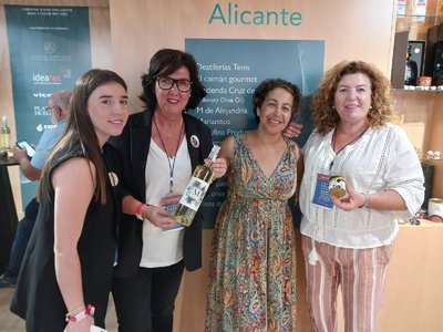 Naima en el centro junto a algunas compañeras de la asociación de productoras Essential Alicante en la feria gastronómica
