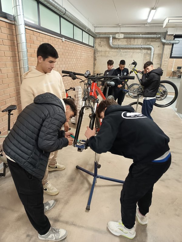Alumnado de Gu�a en el Medio Natural estrena la nueva aula-taller de la Menci�n en Mec�nica de Bicicletas