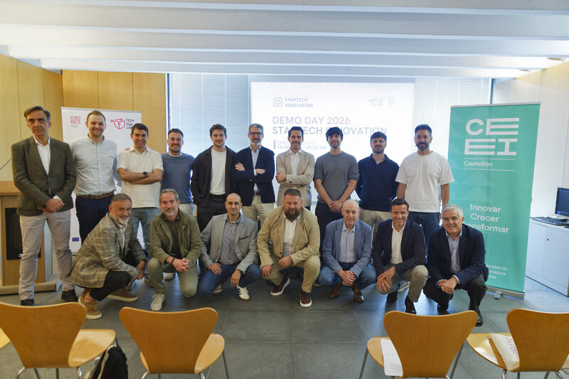 Las startups participantes junto al panel de expertos que dio feedback en la sesi�n