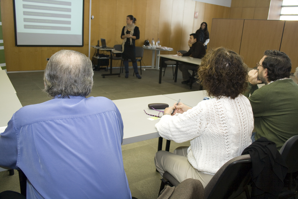 Ana Verchili de Verde Sobre Negro. Presentaci�n de empresas CEEI Castell�n.