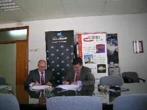 Convenio MicroBank01, firma en el CEEI Elche